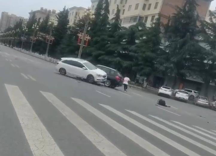 宝鸡一社区女书记当街开车追撵女子撞上电瓶车：两名女子被警方控制<strong></p>
<p>四五软件</strong>，两名伤者在医院治疗