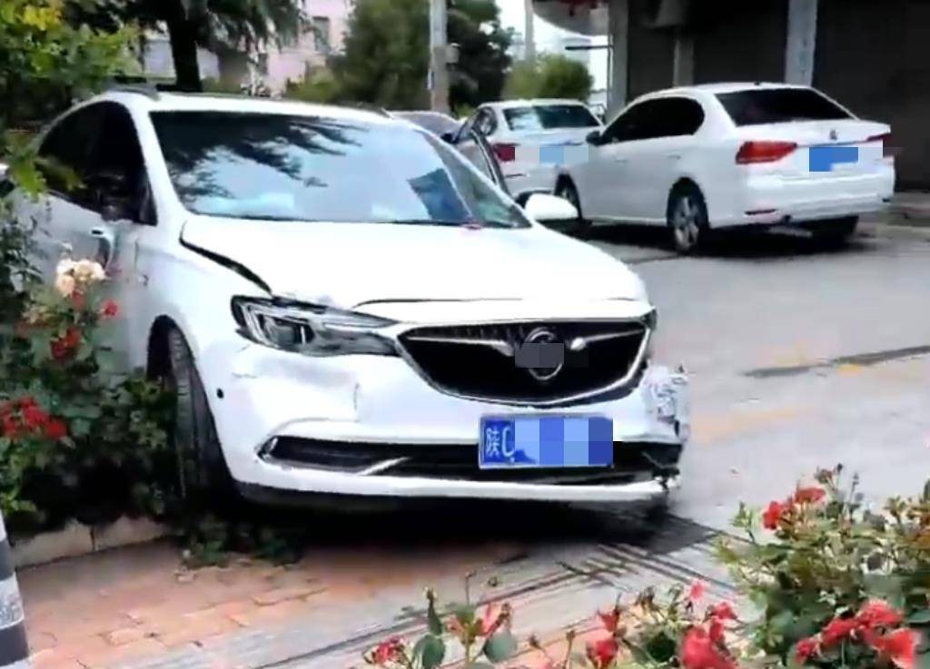 宝鸡一社区女书记当街开车追撵女子撞上电瓶车：两名女子被警方控制<strong></p>
<p>四五软件</strong>，两名伤者在医院治疗