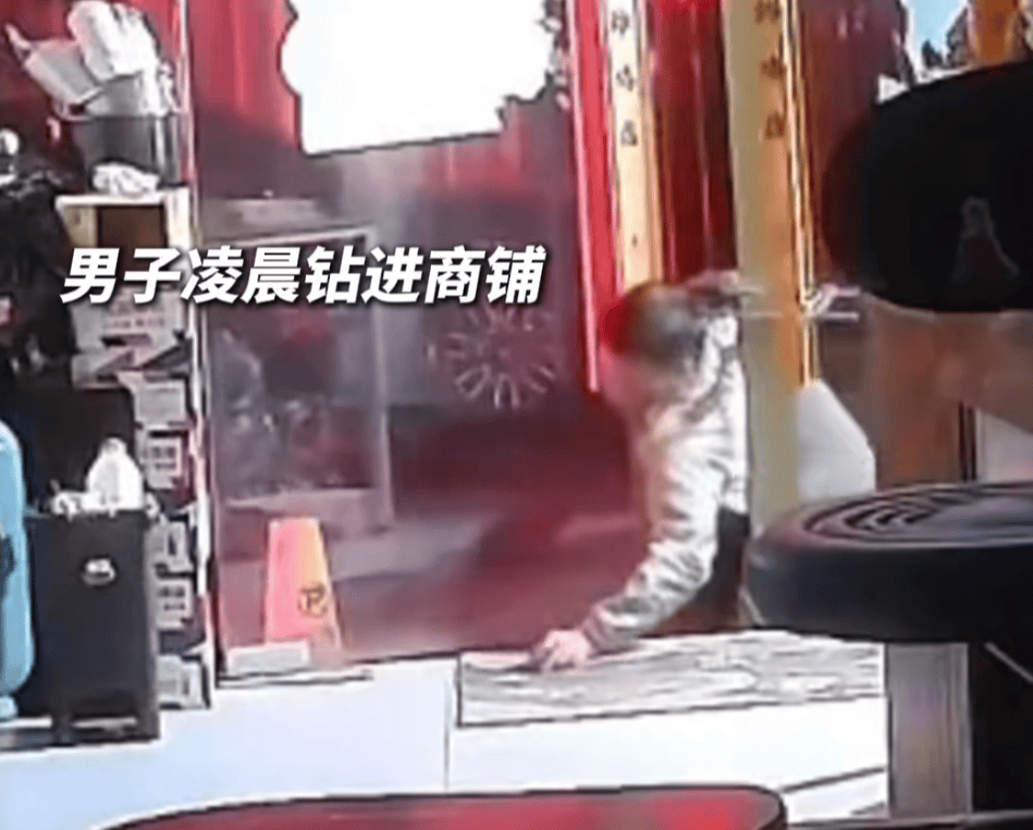 第一次见面就表白!被拒绝后男子凌晨3点狂敲女生房门<strong></p>
<p>四五软件</strong>,随后拿出工具撬锁……