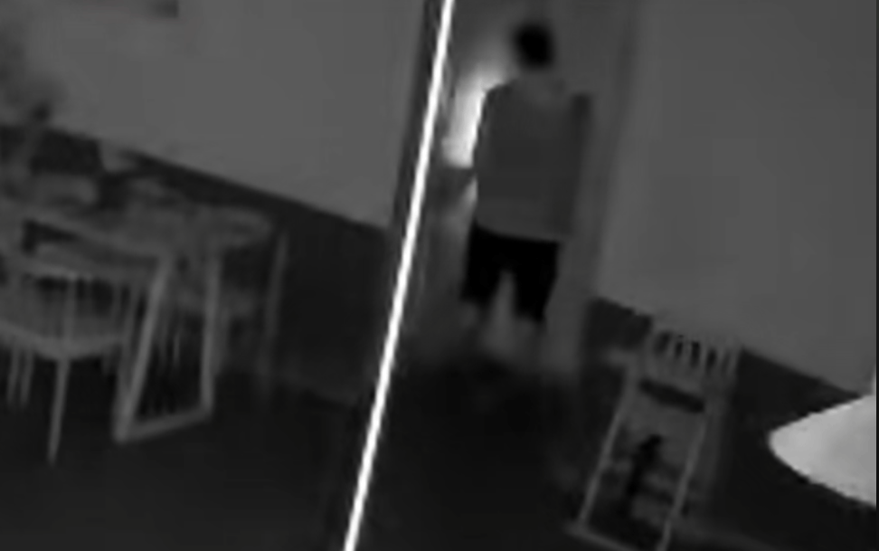 第一次见面就表白!被拒绝后男子凌晨3点狂敲女生房门<strong></p>
<p>四五软件</strong>,随后拿出工具撬锁……