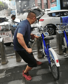 女游客疑被蛇咬伤身亡后<strong></p>
<p>y币</strong>,博主“啊宝”讲毒蛇1天涨粉190万