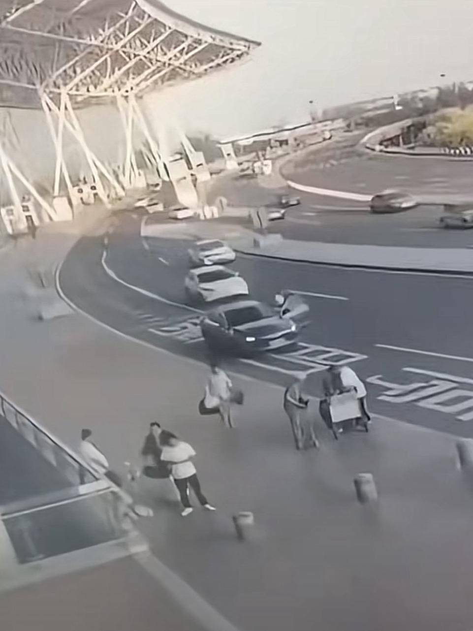 天津滨海机场一司机开门下车被相邻车道来车撞倒<strong></p>
<p>币王</strong>,车门脱落 交警正调查,律师分析