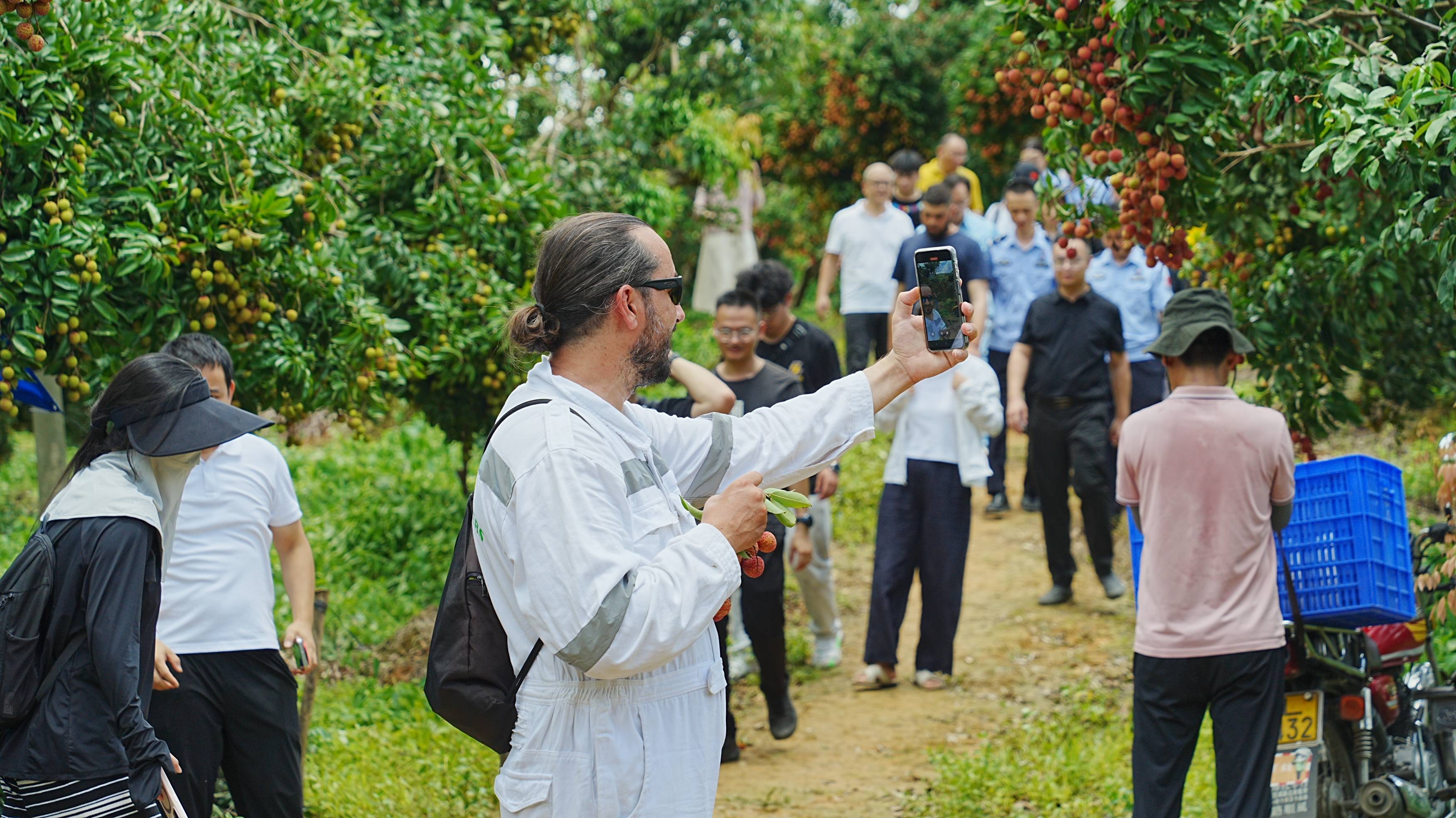 “第一次吃<strong></p>
<p>货币互换保证金</strong>,像吃葡萄!”外籍船员在惠州品尝荔枝