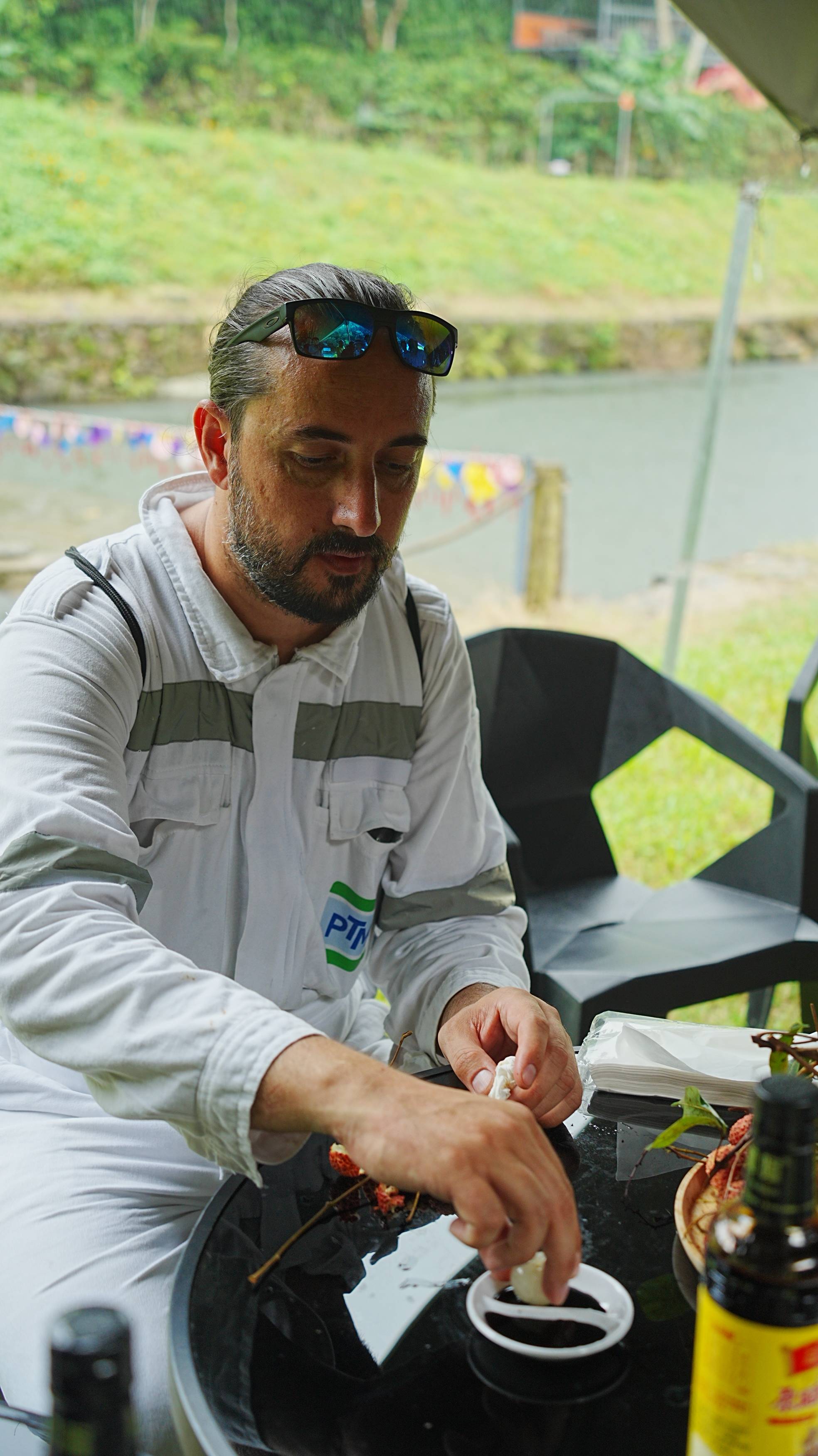 “第一次吃<strong></p>
<p>货币互换保证金</strong>,像吃葡萄!”外籍船员在惠州品尝荔枝