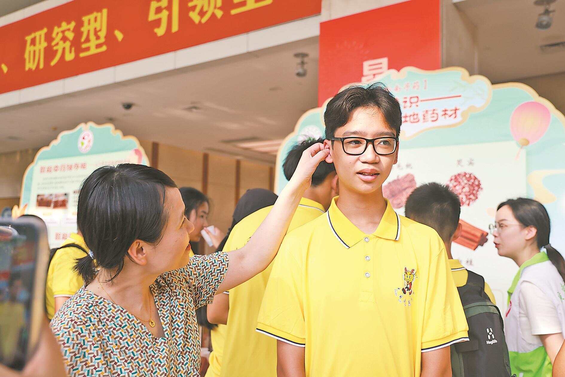 6年后<strong></p>
<p>保证金</strong>,14岁印尼男孩一眼认出当年为他治病的中医