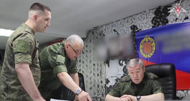 俄军总参谋长视察顿涅茨克前线军队