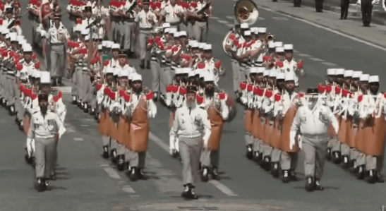 法国阅兵现场<strong></p>
<p>比特儿交易网</strong>，马克龙与第一夫人边看边讨论，其中一方阵人均大胡子，扛着斧头走过