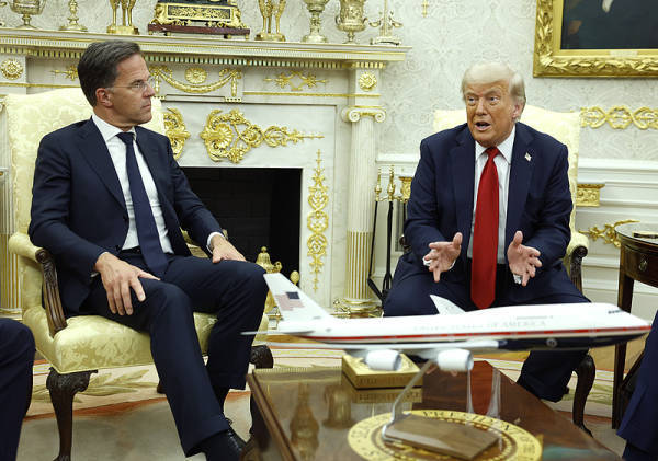 北约秘书长宣称:中国、印度和巴西等国若继续与俄罗斯做生意<strong></p>
<p>中文交易平台</strong>,可能会受到“二级制裁”