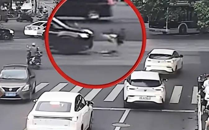 上海一8岁男童单独上路<strong></p>
<p>比特派</strong>,闯红灯被车撞飞:“家长让我自己出来锻炼一下”