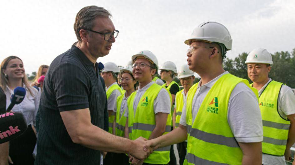 塞尔维亚总统武契奇视察山东高速集团承建的多瑙走廊快速路项目