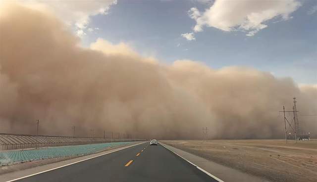 沙尘暴突袭甘肃敦煌<strong></p>
<p>bitpie比特派钱包</strong>,游客:百米高沙墙扑向公路,像是走进了末日小说