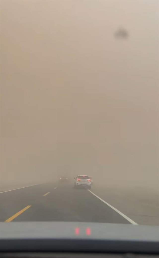 沙尘暴突袭甘肃敦煌<strong></p>
<p>bitpie比特派钱包</strong>,游客:百米高沙墙扑向公路,像是走进了末日小说