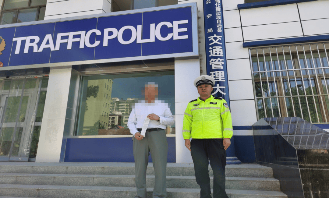 惊险<strong></p>
<p>比特派官网</strong>！青海一女童竟端坐在行驶中的轿车车顶！