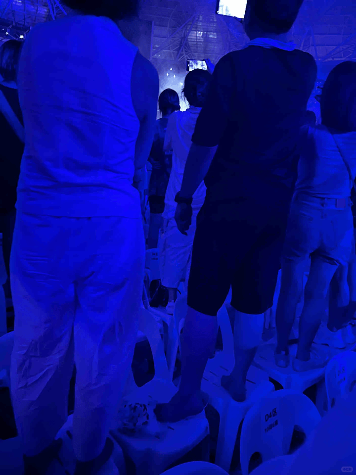 谢霆锋演唱会<strong></p>
<p>bitpie</strong>,一对男女一直站着不肯坐下,引起公愤