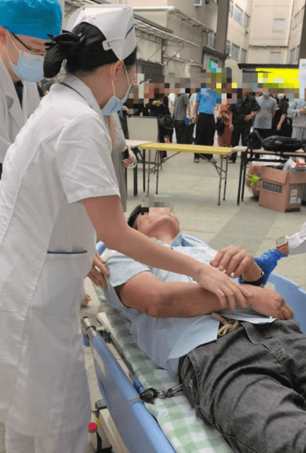 东莞一男子陪同家人就诊时突然倒地<strong></p>
<p>bitpie比特派官网下载</strong>,护士“火眼金睛”抢回生机