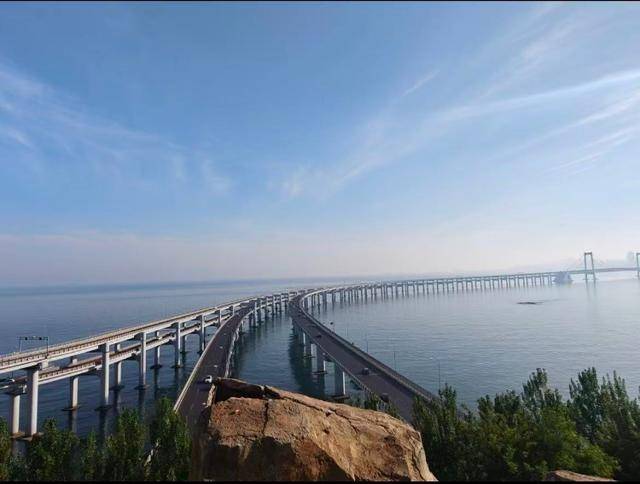 大连一跨海大桥观景台有游客翻栏杆踩空心造景石拍照<strong></p>
<p>比特派怎样使用教程</strong>,当地回应