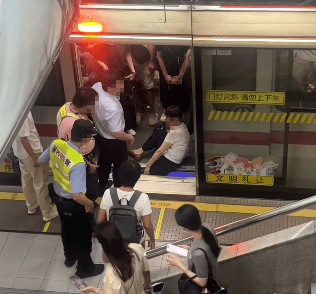 上海地铁1号线突发！乘客整条腿瞬间被卡，最新消息→