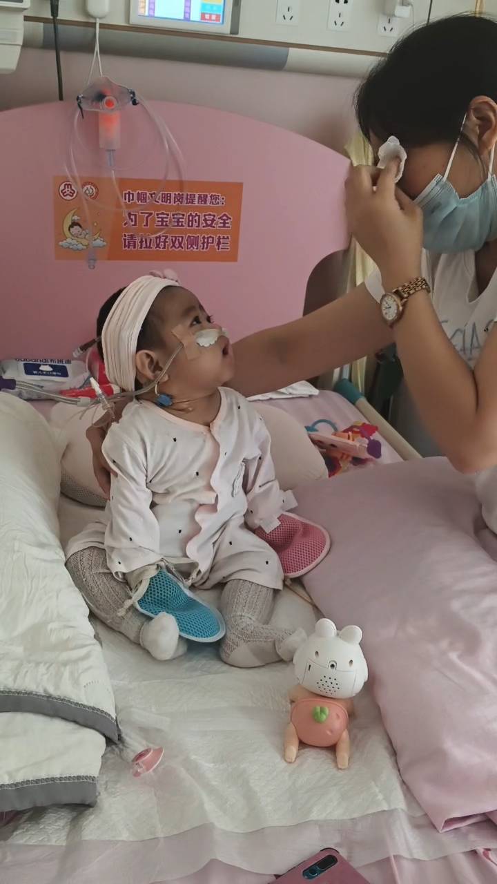 奶奶在哭<strong></p>
<p>币安</strong>，宝宝在笑！40天女婴重病，00后父亲割肝救女，术后这一幕让网友泪奔