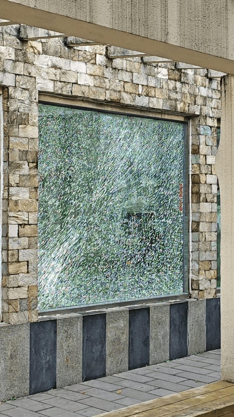 成都动物园山魈“暴走”用石头砸碎馆舍玻璃<strong></p>
<p>币安</strong>,园方:属实,将评估是否移除小石头