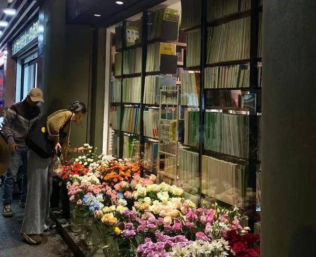 七夕不送玫瑰改送花菜<strong></p>
<p>币安</strong>!这一届年轻人“反套路”重新定义浪漫