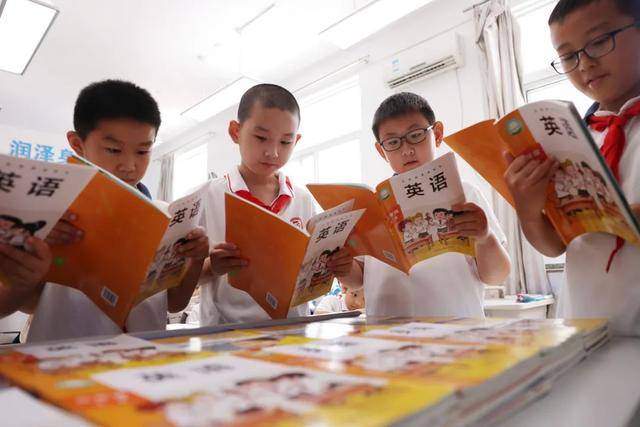 新版英语教材“难出圈”<strong></p>
<p>币安</strong>?三大出版社回应