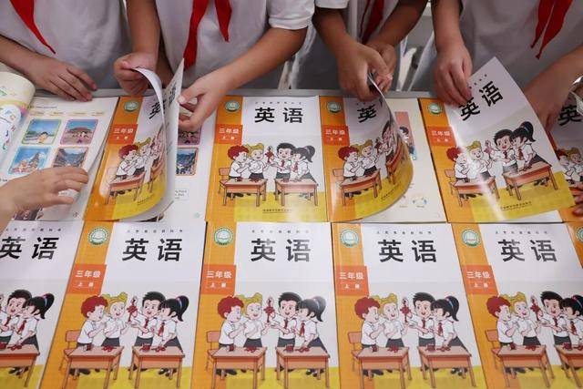 新版英语教材“难出圈”<strong></p>
<p>币安</strong>?三大出版社回应