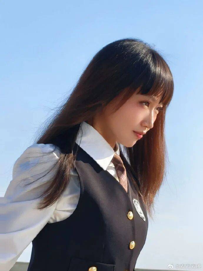 麦琳尝试制服短裙风格<strong></p>
<p>币安</strong>,被评“变化超大”:美得不敢认