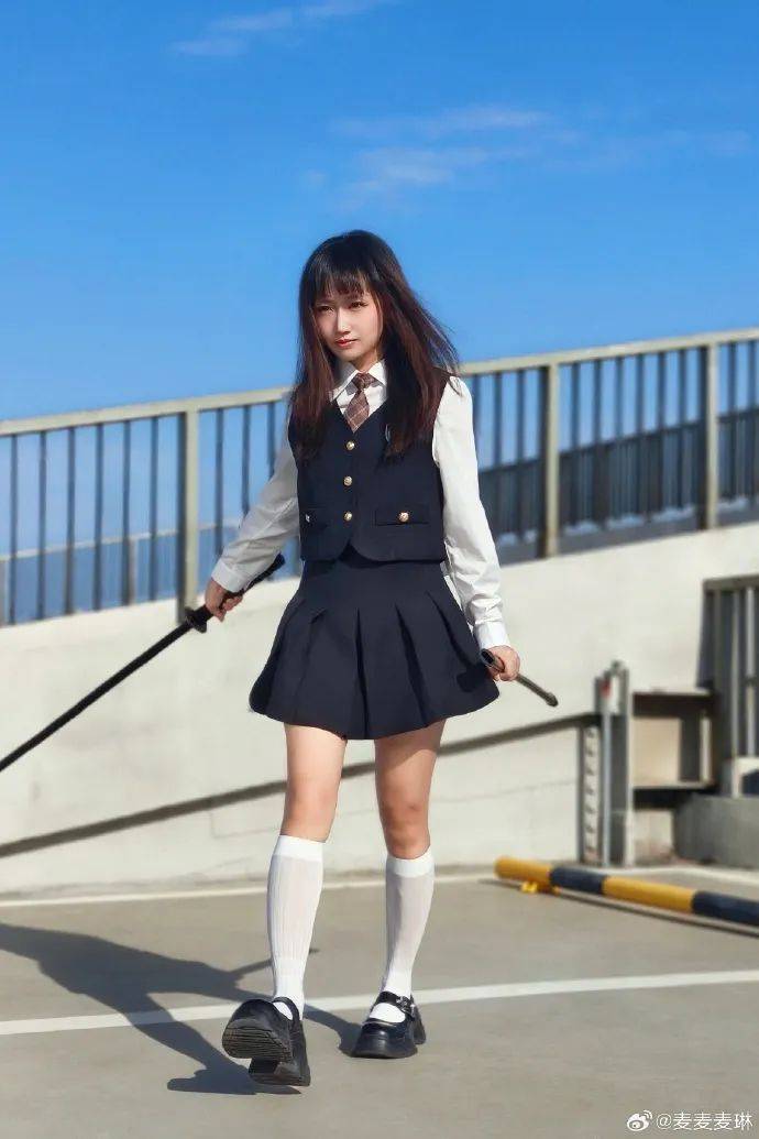 麦琳尝试制服短裙风格<strong></p>
<p>币安</strong>,被评“变化超大”:美得不敢认