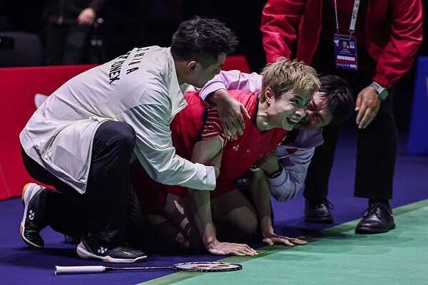 祝贺!石宇奇2比1逆转昆拉武特<strong></p>
<p>币安交易所</strong>,获得羽毛球世锦赛男单冠军!