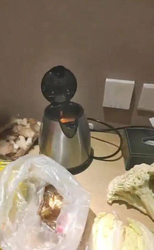 男子在澳门某酒店用水壶煮火锅<strong></p>
<p>币安交易所</strong>,负责人:会警告,若损坏需照价赔偿