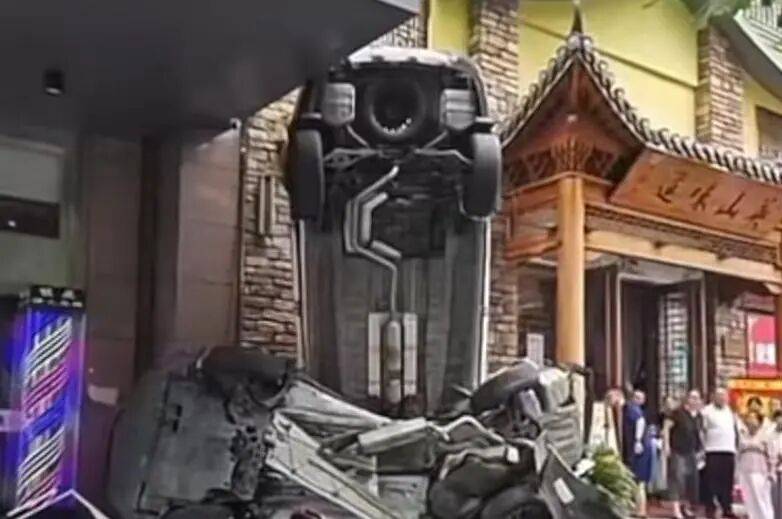 车辆失控驶入路边停车位致1死2伤<strong></p>
<p>币安交易所</strong>，警方通报