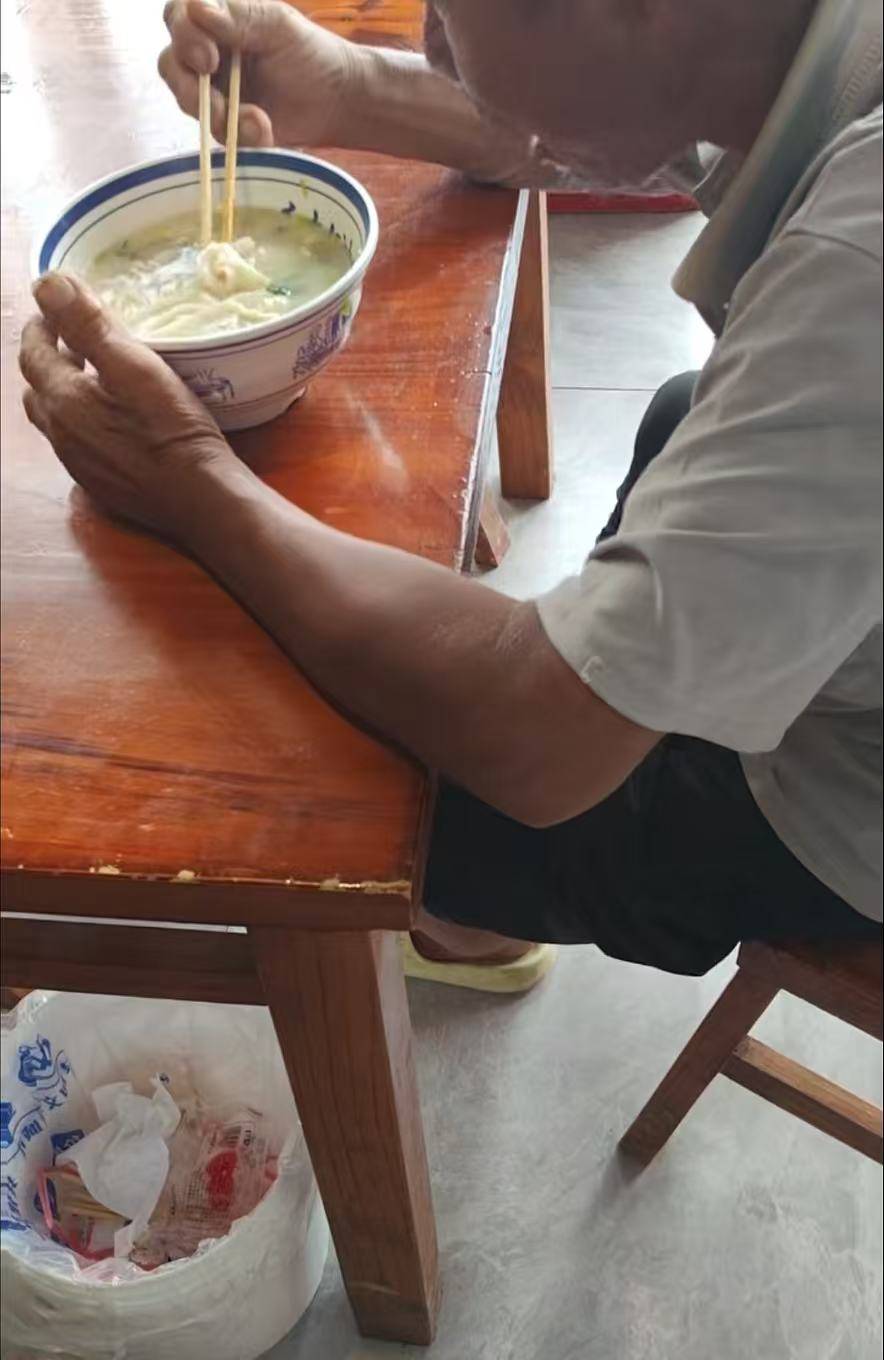 店门口大爷竹筐卖不动<strong></p>
<p>币安官网</strong>,河南周口面馆老板暖心发视频帮卖,网友隔空下单:我出钱你送人