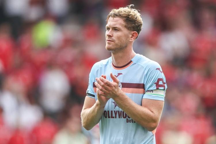 英媒：热刺、利物浦和曼联都在关注布伦特福德队长柯林斯