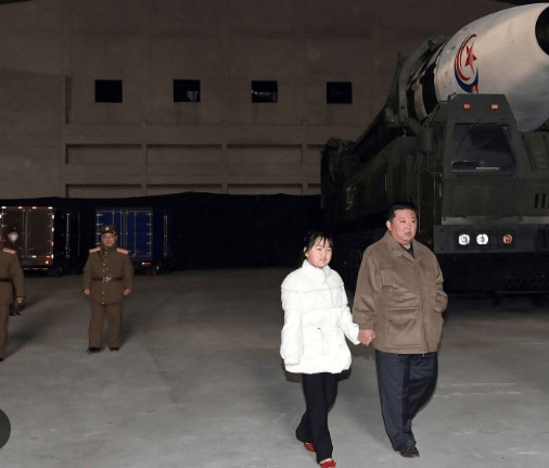 金正恩女儿首登国际舞台<strong></p>
<p>币安app下载</strong>,引爆接班传闻!英国首相被架空,工党内斗成全武行…