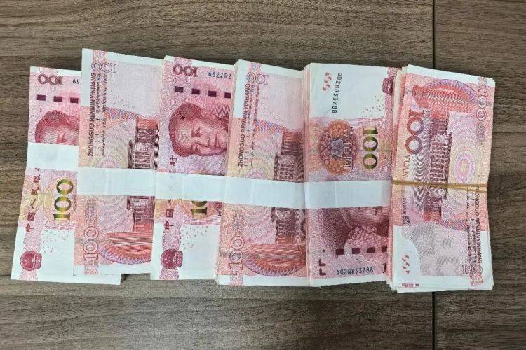 路边发现可疑包裹<strong></p>
<p>币安网</strong>,一男子鬼鬼祟祟……民警打开后惊呆了