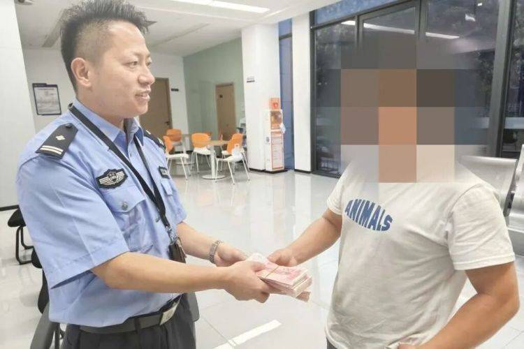 路边发现可疑包裹<strong></p>
<p>币安网</strong>,一男子鬼鬼祟祟……民警打开后惊呆了