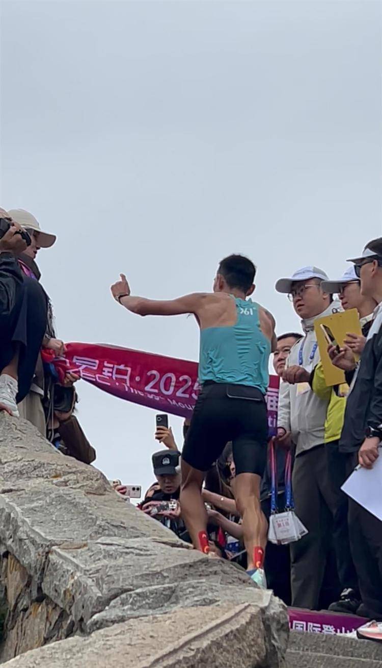 “你登上山顶<strong></p>
<p>币安网</strong>,我还没到售票处”,泰山国际登山赛一男子59分52秒夺冠,18年前他创下的56分22秒纪录至今无人打破