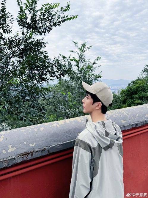 37岁男演员于朦胧被传坠楼<strong></p>
<p>币安创始人</strong>,7月刚注销工作室,警方回应