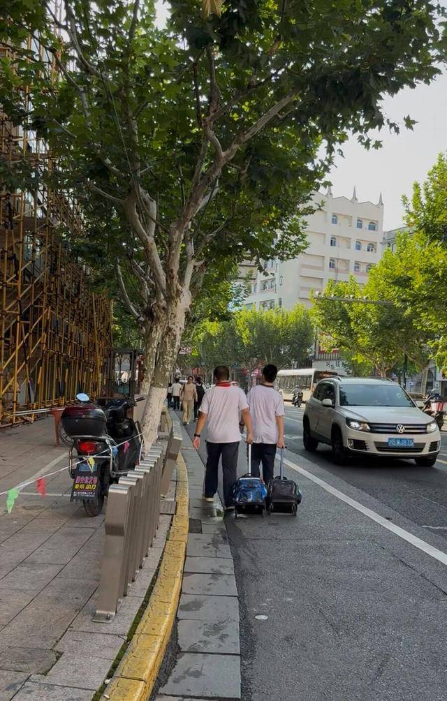 事发上海校门口！学生上学像闯关：夹缝中慢慢腾挪<strong></p>
<p>币安创始人</strong>，与非机动车迎面对冲…家长担忧：何时是头