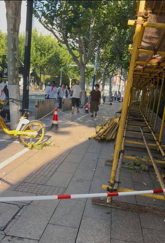 事发上海校门口！学生上学像闯关：夹缝中慢慢腾挪<strong></p>
<p>币安创始人</strong>，与非机动车迎面对冲…家长担忧：何时是头