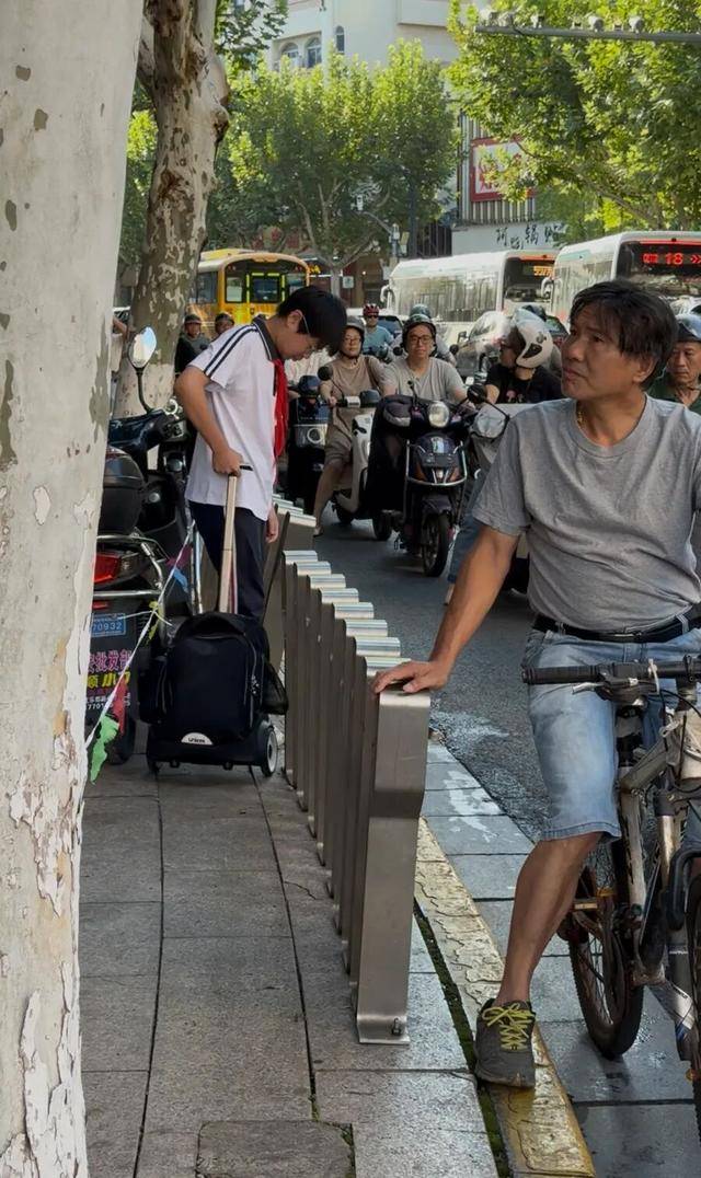 事发上海校门口！学生上学像闯关：夹缝中慢慢腾挪<strong></p>
<p>币安创始人</strong>，与非机动车迎面对冲…家长担忧：何时是头