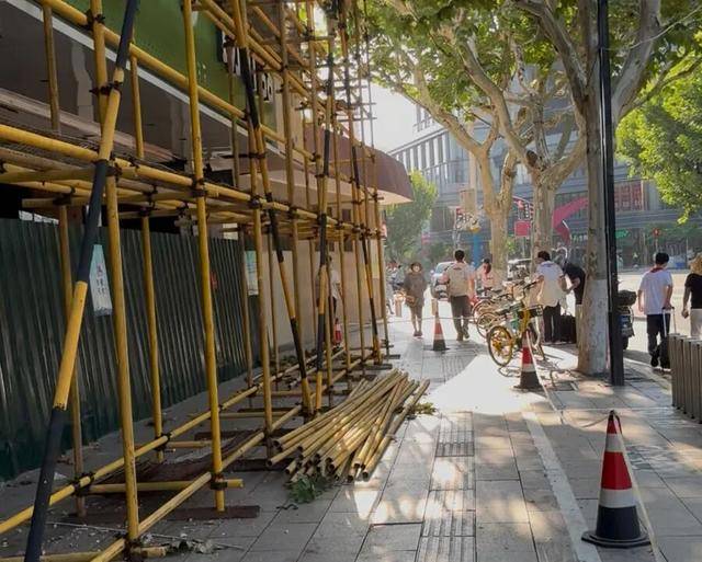 事发上海校门口！学生上学像闯关：夹缝中慢慢腾挪<strong></p>
<p>币安创始人</strong>，与非机动车迎面对冲…家长担忧：何时是头