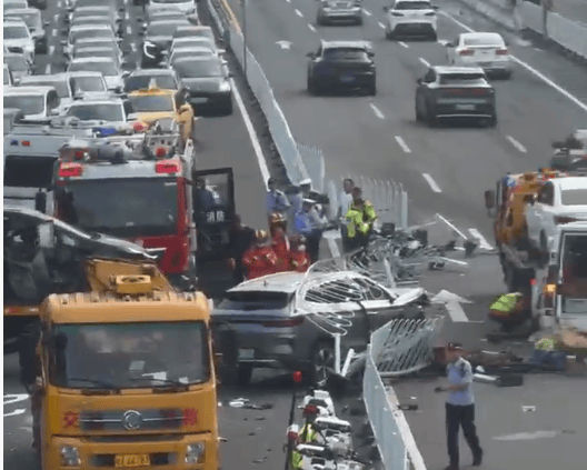 广州鹤洞大桥荔湾往海珠方向3辆小车发生碰撞<strong></p>
<p>币安创始人</strong>，致早高峰交通拥堵