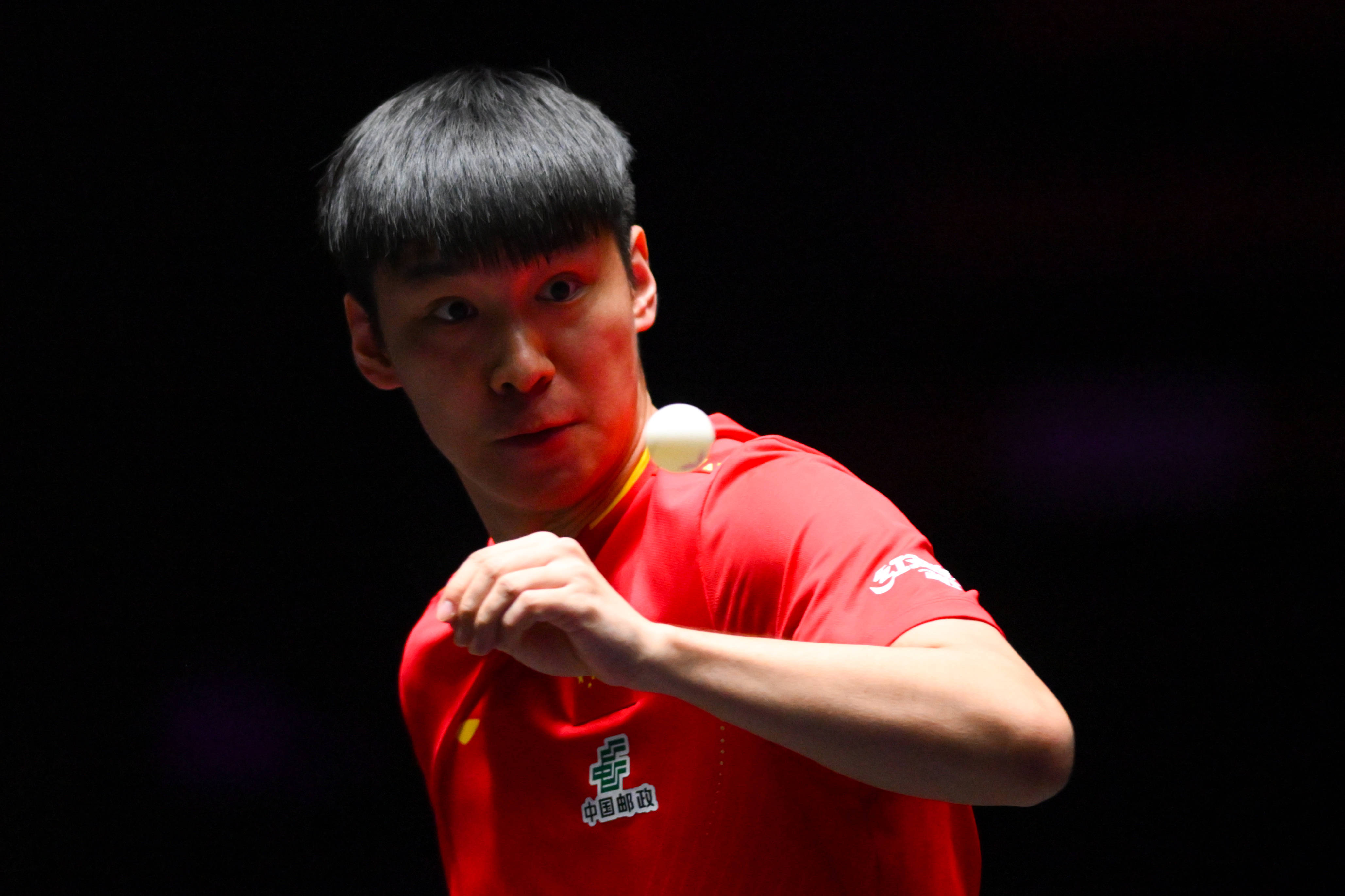 (体育)乒乓球——WTT澳门冠军赛:薛飞淘汰张本智和 晋级男单16强