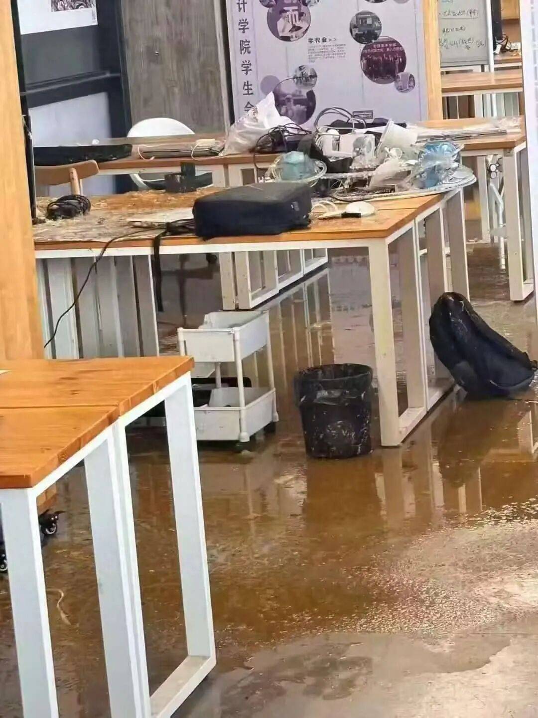 浙江杭州一女生教室正做作业，头顶管道破裂被污水淋头，情绪崩溃大哭，中国美院良渚校区：眼镜堵塞管道致泄漏，女生已得到安抚