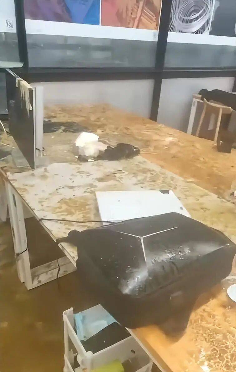 浙江杭州一女生教室正做作业<strong></p>
<p>币安创始人</strong>,头顶管道破裂被污水淋头,情绪崩溃大哭,中国美院良渚校区:眼镜堵塞管道致泄漏,女生已得到安抚