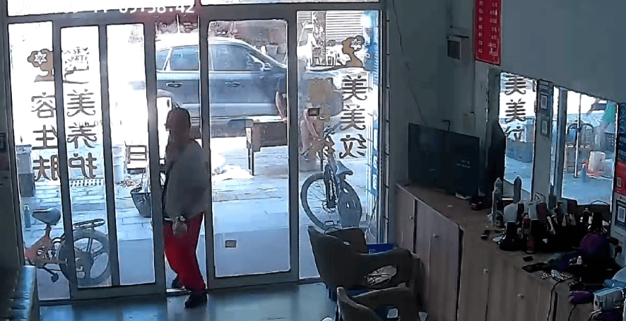 浙江一店主允许大妈门口摆摊<strong></p>
<p>币安币</strong>,时常被大妈“投喂”蔬果:每次收摊时,都打扫得干干净净