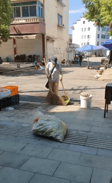浙江一店主允许大妈门口摆摊<strong></p>
<p>币安币</strong>,时常被大妈“投喂”蔬果:每次收摊时,都打扫得干干净净