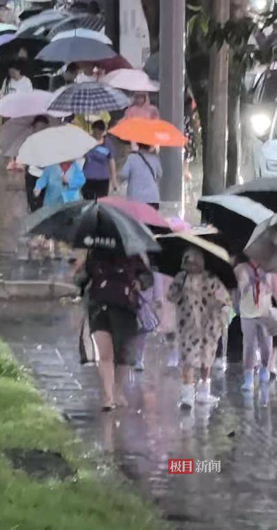 成都早高峰遇上巨雷暴雨<strong></p>
<p>币安app</strong>,市民在地库堵车50分钟,有幼儿园通知可延迟上学